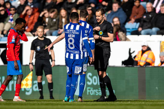 Domare Victor Wolf i diskussion med IFK Göteborgs spelare