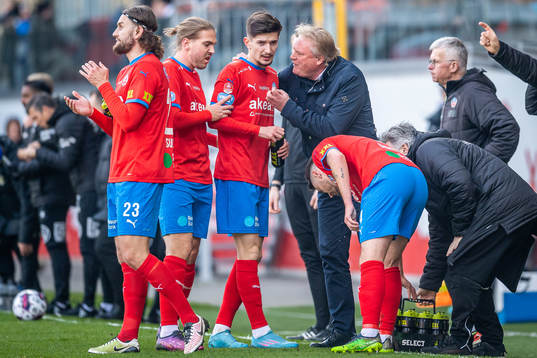 Helsingborgs tränare Jörgen Lennartsson instruerar Armin Gigovic