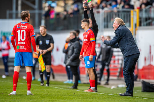 Helsingborgs tränare Jörgen Lennartsson instruerar Rasmus