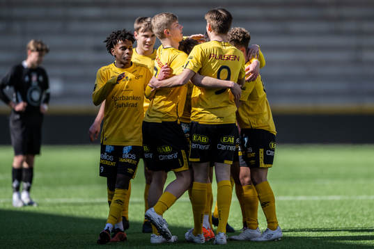 Elfsborgs spelare  jublar efter 1-0 av Lukas Paulsén