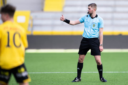 Domare Rasmus Hermansson gör tummen upp