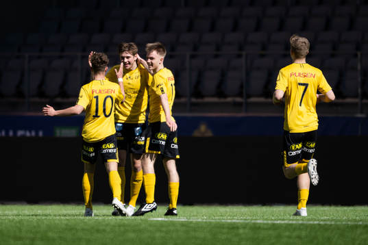 Elfsborgs Lukas Paulsén jublar med Theo Eliasson och Enzo Andren efter 2-0