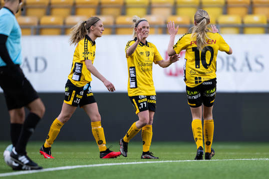 Elfsborgs Sara Jardving jublar med Saga Andersson och Matilda Ståhlbom Karlsson efter 3-1