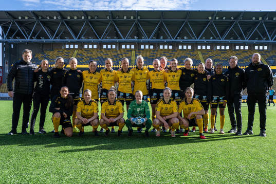 Elfsborgs startelva med övriga spelare och ledare