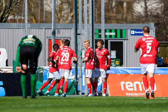 Kalmars Nahom Girmai Netabay jublar med lagkamrater