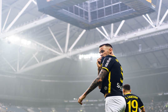 s Alexander Milosevic jublar efter 1-0 under fotbollsmatchen i Allsvenskan mellan AIK och IFK Norrköping den 10 april 2022 i Stockholm. 