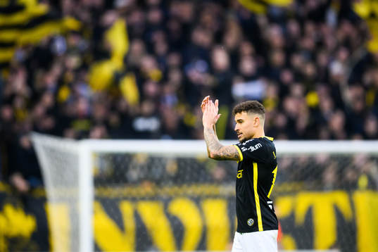 s Jordan Larsson tackar publiken vid byte