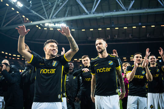 s Jordan Larsson och Alexander Milosevic jublar efter fotbollsmatchen i Allsvenskan mellan AIK och IFK Norrköping den 10 april 2022 i Stockholm. 