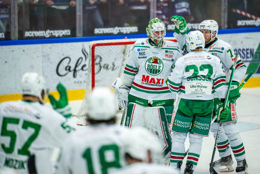 Rögles målvakt Calle Clang och Valtteri Kemiläinen jublar