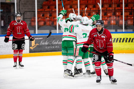 Rögles Viktor Smeds jublar med lagkamrater