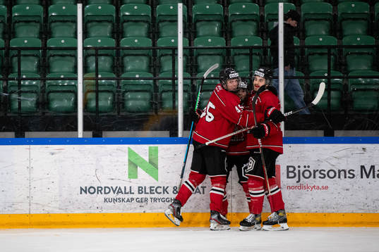 Rögles Roman Kechter jublar