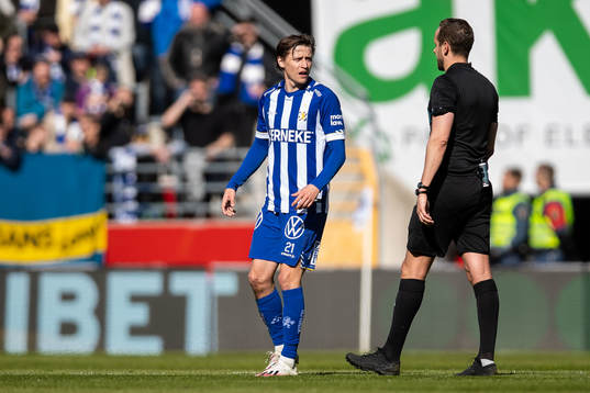 IFK Göteborgs Simon Thern i diskussion med domare Victor