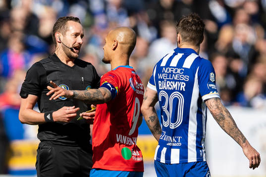 Domare Victor Wolf i diskussion med Helsingborgs Anthony van