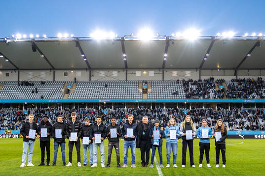 Stipendiaterna Ines Fredlund, James Policarpio, Mim Tofft, Olle Snorrason, Julia Cavander, Alva Falk, Oskar Kronvall, Ahmed Yassin, Marcus Pettersson, William Åkesson, Raymond Amayan Adjei, Lass Hamawand, Ludvig Nicklasson till Gunnar Djupes minnesfond som delades ut av Malmö FFs ordförande Anders Pålsson