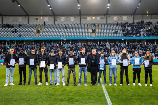 Stipendiaterna Ines Fredlund, James Policarpio, Mim Tofft, Olle Snorrason, Julia Cavander, Alva Falk, Oskar Kronvall, Ahmed Yassin, Marcus Pettersson, William Åkesson, Raymond Amayan Adjei, Lass Hamawand, Ludvig Nicklasson till Gunnar Djupes minnesfond som delades ut av Malmö FFs ordförande Anders Pålsson