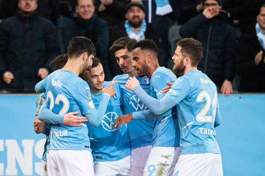 Malmö FFs Veljko Birmancevic jublar med lagkamrater efter 1-0
