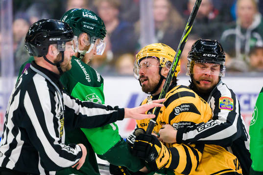 Färjestads Victor Ejdsell och Skellefteås Jayce Hawryluk