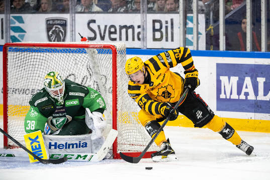 Färjestads målvakt Dominik Furch och Skellefteås Linus