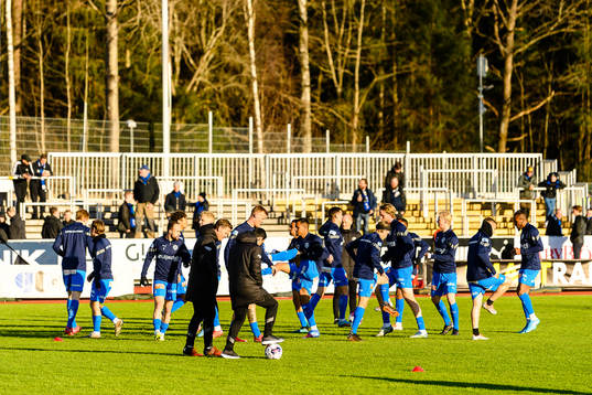 Värnamos spelare värmer upp före fotbollsmatchen i