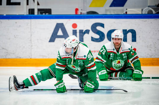 Rögles Adam Tambellini och Valtteri Kemiläinen värmer