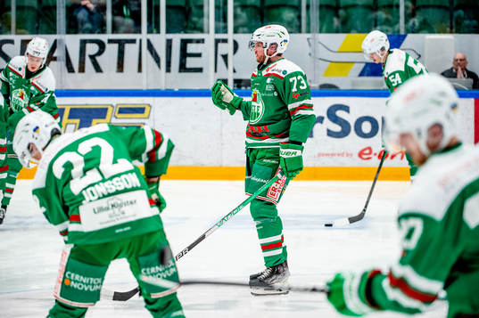 Rögles Valtteri Kemiläinen värmer upp med lagkamraterna