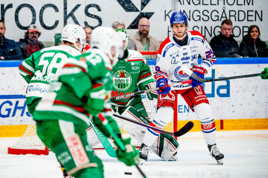 Oskarshamns Kim Rosdahl framför Rögles målvakt Calle