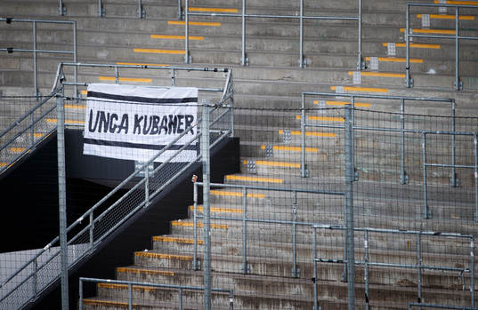 En banderoll med texten Unga kubaner