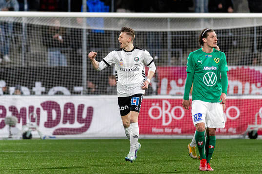 Örebros Jake Larsson jublar efter 1-1