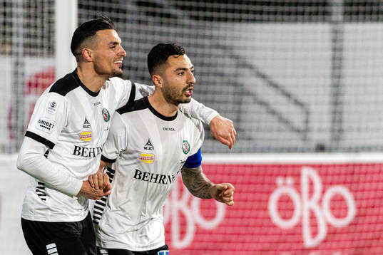 Örebros Ahmed Yasin och Jiloan Hamad jublar efter 2-1