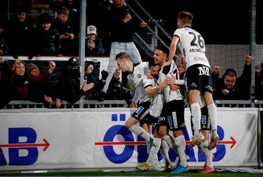 Örebros Jiloan Hamad gör 2-1 och jublar