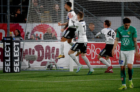 Örebros Jiloan Hamad gör 2-1 och jublar