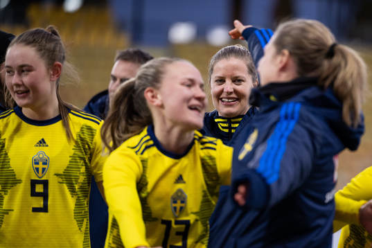 Sveriges förbundskapten Caroline Sjöholm är glad