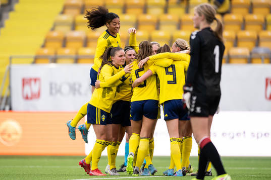 Sveriges Svea Rehnberg jublar med lagkamraterna efter 1-0