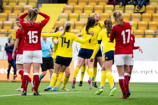 Sveriges spelare jublar efter Svea Rehnberg gjort 1-0