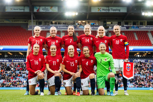 The starting eleven of Norway pose for a team photo ahead of the FIFA Women's World Cup Qualifier football match between Norway and Poland on April 12, 2022 in Oslo. Top left: Karina Sævik, Frida Maanum, Ingrid Syrstad Engen, Ada Hegerberg, Maria Thorisdottir and Caroline Graham Hansen. Front left: Lisa Fjeldstad Naalsund, Guro Reiten, Amalie Eikeland, Tuva Hansen and goalkeeper Cecilie Fiskerstrand. POOL
