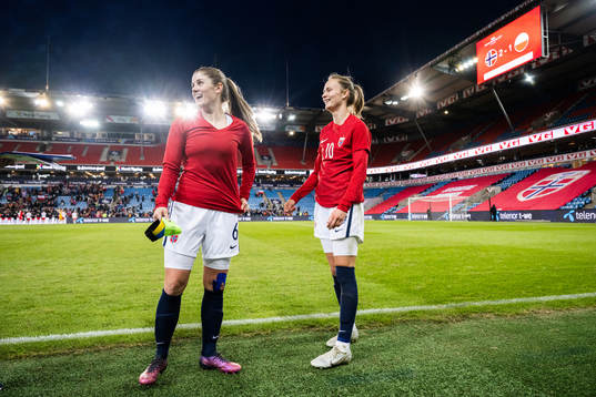 Maren Mjelde and Caroline Graham Hansen of Norway celebrates