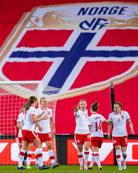 Nikola Karczewska of Poland celebrates with Weronika Zawistowska, Ewa Pajor and teammates after scoring 2-1
