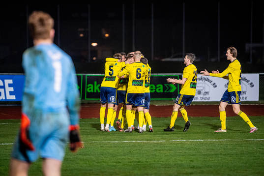 Ängelholms spelare jublar efter att Johan Oremo gjort 2-1