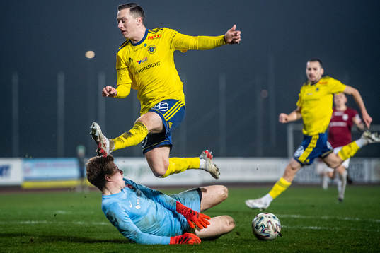 Ängelholms Henrik Johansson och Qvidings målvakt Gustav Norin
