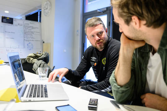 Expressens Noa Bachner visar statistik på en dator för