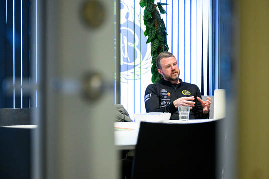 Elfsborgs manager Jimmy Thelin blir intervjuad