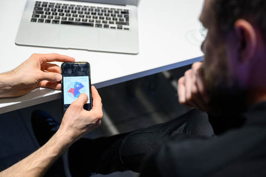 Expressens Noa Bachner visar statistik på en telefon för