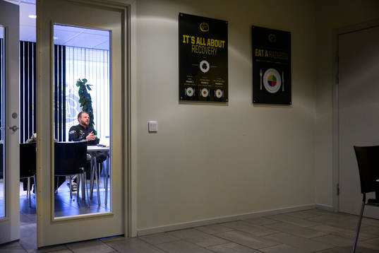 Elfsborgs manager Jimmy Thelin blir intervjuad