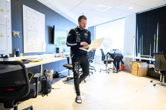 Elfsborgs manager Jimmy Thelin arbetar