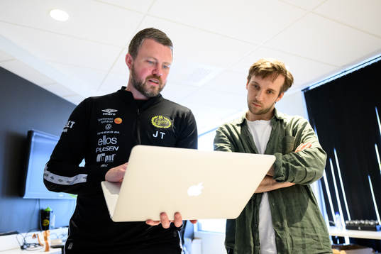 Elfsborgs manager Jimmy Thelin visar statistik för