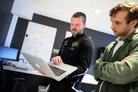 Elfsborgs manager Jimmy Thelin visar statistik för