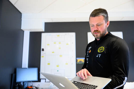 Elfsborgs manager Jimmy Thelin arbetar