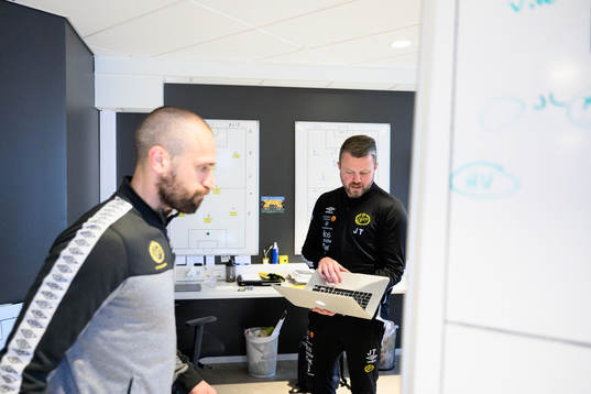 Elfsborgs manager Jimmy Thelin arbetar