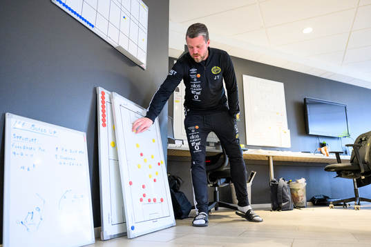 Elfsborgs manager Jimmy Thelin arbetar