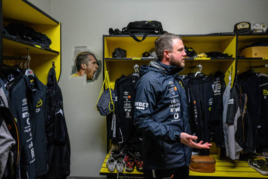 En bild på Elfsborgs tränare Emir Bajrami sitter på